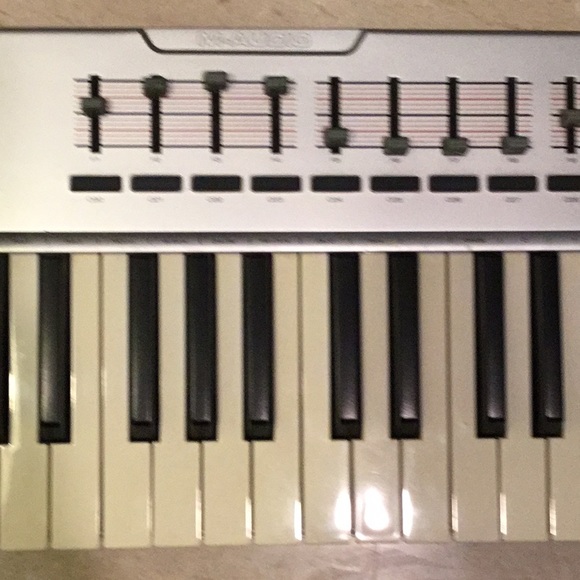 MIDI Keyboard controller - Picture 3 of 8